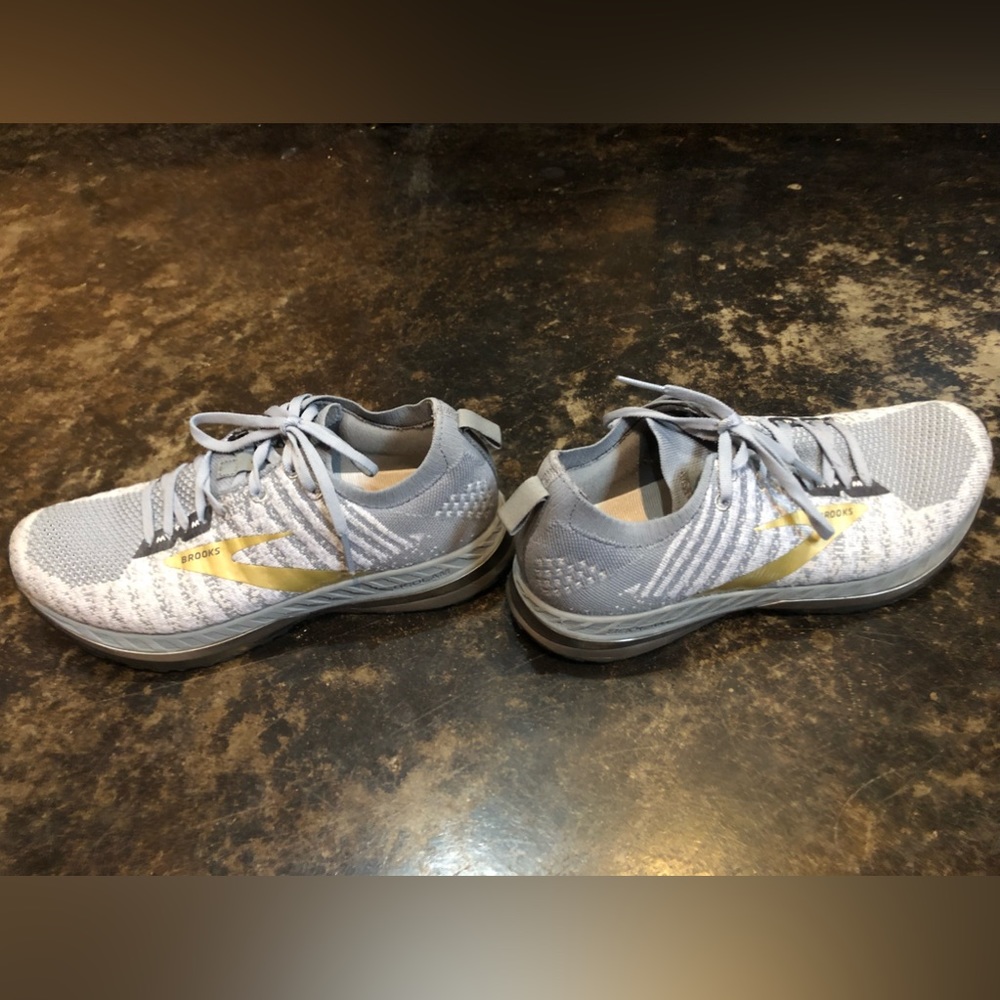 Mens size 8 brooks . Gray with gold accents . These will file ladies 9 1/2 .
